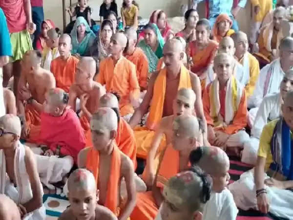 भोपाल में गुरु पूर्णिमा पर करुणाधाम-गुफा मंदिर में हुआ गुरु पूजन, सैकड़ों शिष्यों ने की पूजा