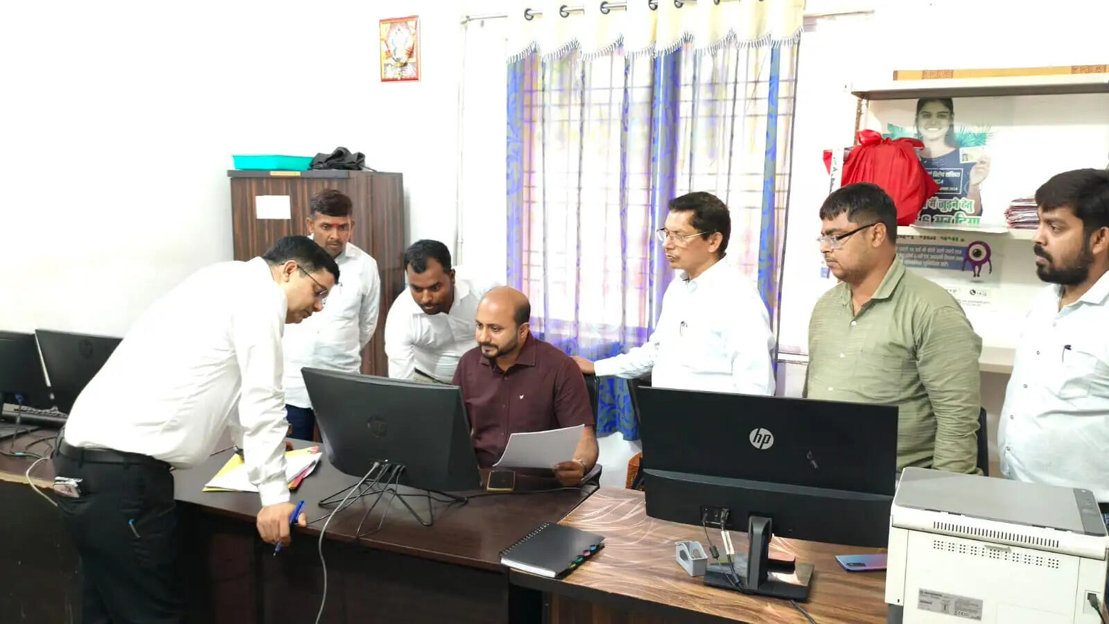 उपायुक्त ने किया गोला सीओ सहित सभी कर्मियों का किया वेतन बंद, एक निलंबित