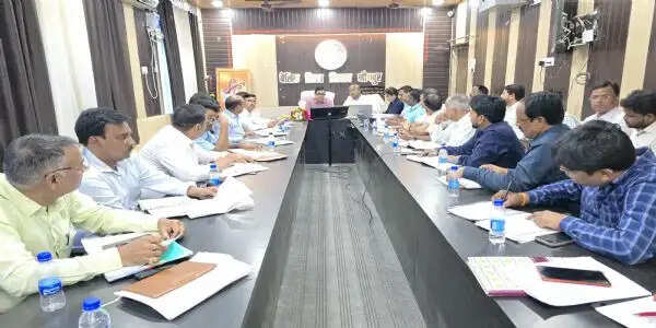 बेसिक शिक्षा विभाग की समीक्षा, नामांकन और गुणवत्ता सुधार पर जोर: हेमंत राव