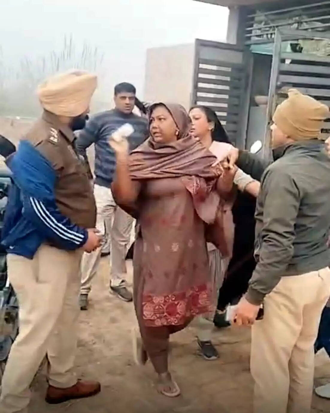 हिसार : आरोपी महिला को गिरफ्तार करने पहुंची पुलिस के साथ हाथापाई, पति छत से कूदा