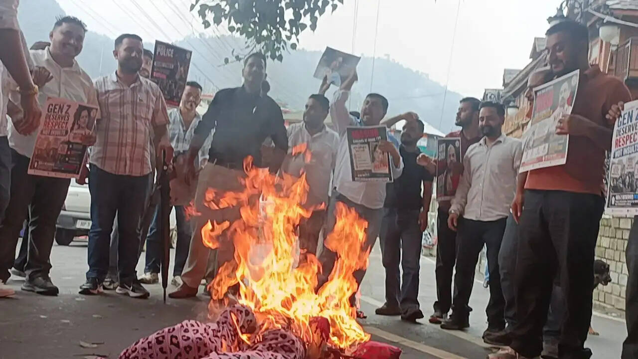 युवाओं और छात्रों के खिलाफ गई टिप्पणी के विरोध में युकां ने फूंका कंगना का पुतला