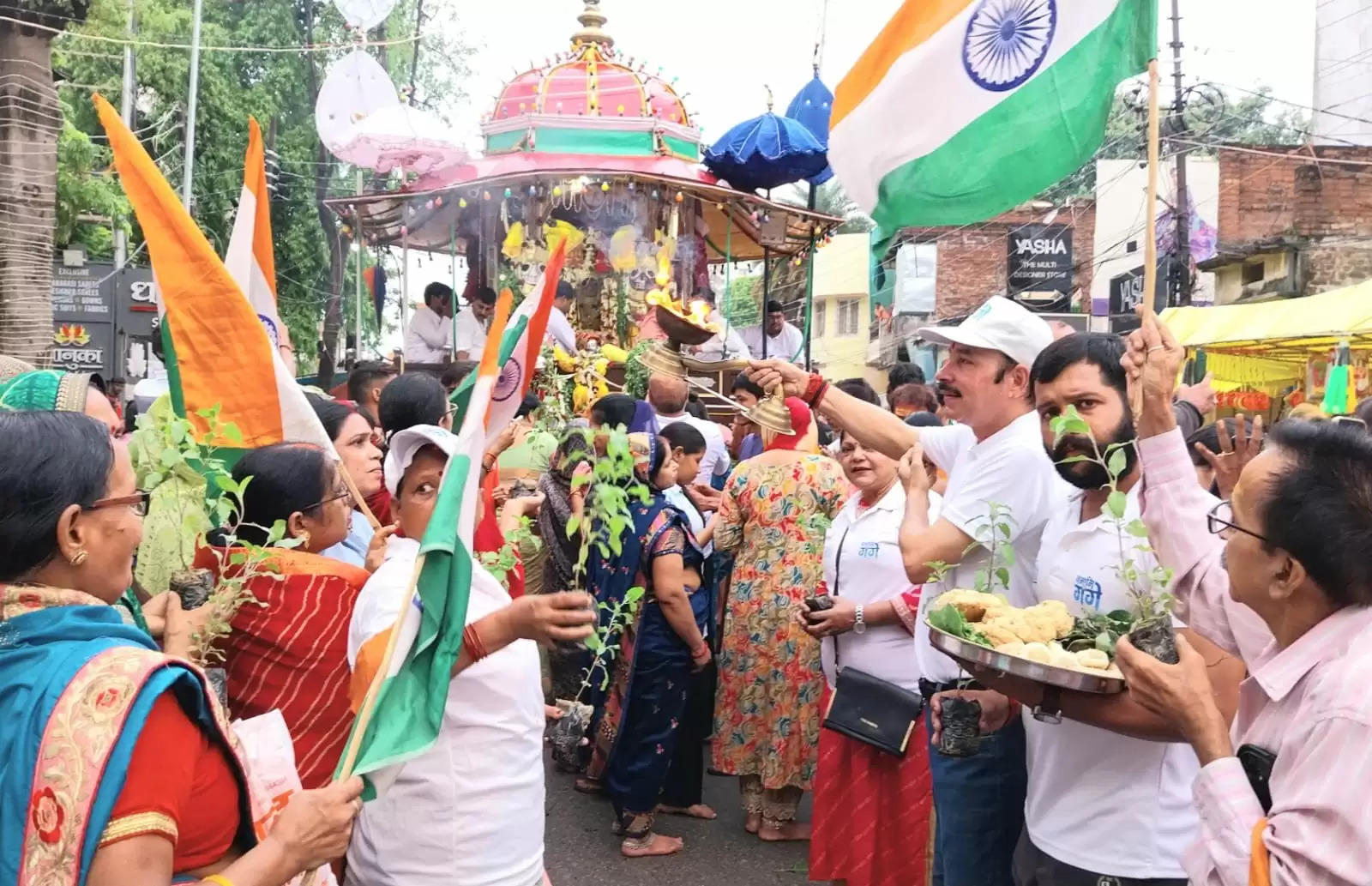 वाराणसी: लोक कल्याण की कामना से नमामि गंगे ने उतारी भगवान जगन्नाथ की आरती