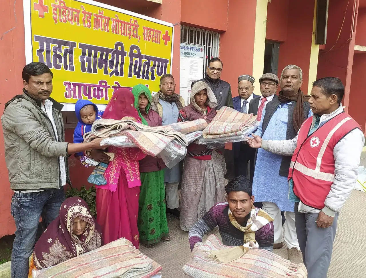 अग्नि पीड़ित सात परिवारों के बीच इंडियन रेडक्रॉस सोसायटी ने राहत सामग्री वितरण किया