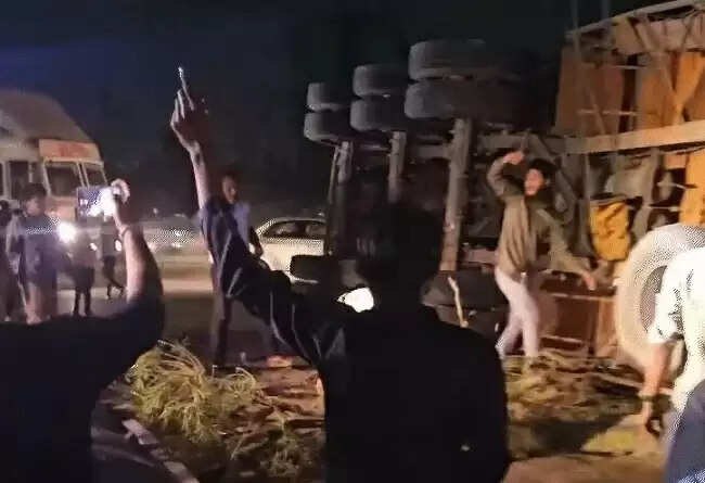 इंदौरः कार पर पलटा बेकाबू डंपर, एक की मौत, मां-बेटी गंभीर रूप से घायल