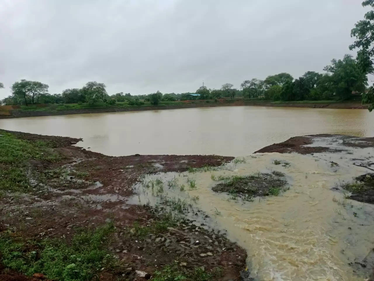 रेल्वे के सहयोग से ग्राम पंचायत पुरी में किया गया तालाब का निर्माण