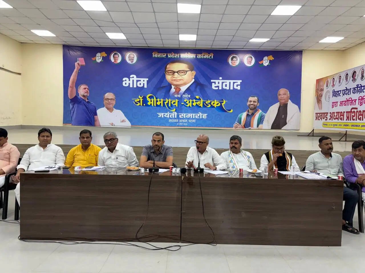 कांग्रेस जिलाध्यक्षों की मासिक समीक्षा बैठक संपन्न
