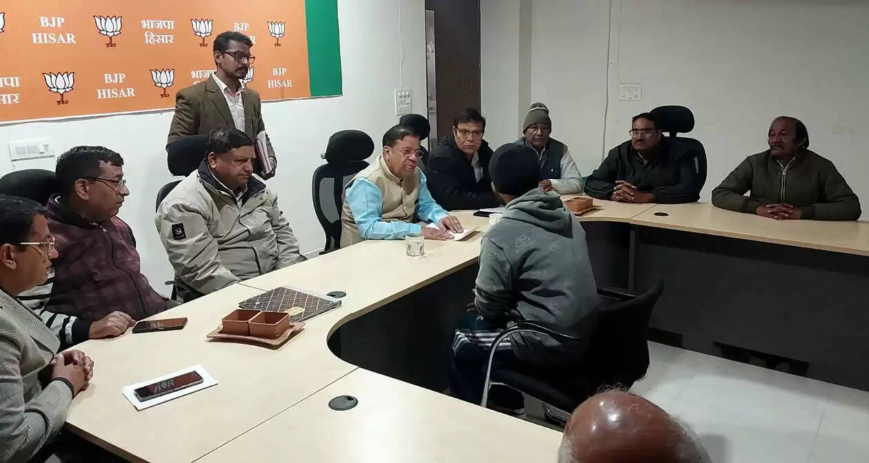 हिसार : पूर्व मंत्री डॉ. कमल गुप्ता ने जिला कार्यालय में सुनी समस्याएं