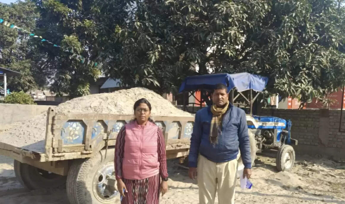 खनन विभाग ने छापेमारी कर तीन बालू लदे ट्रैक्टर को किया जब्त