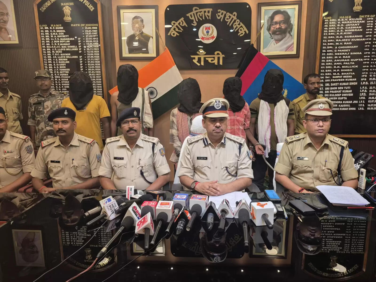 अभिजीत ग्रुप का टावर कंटिग कर वाहन में लोड करते पांच अपराधी गिरफ्तार