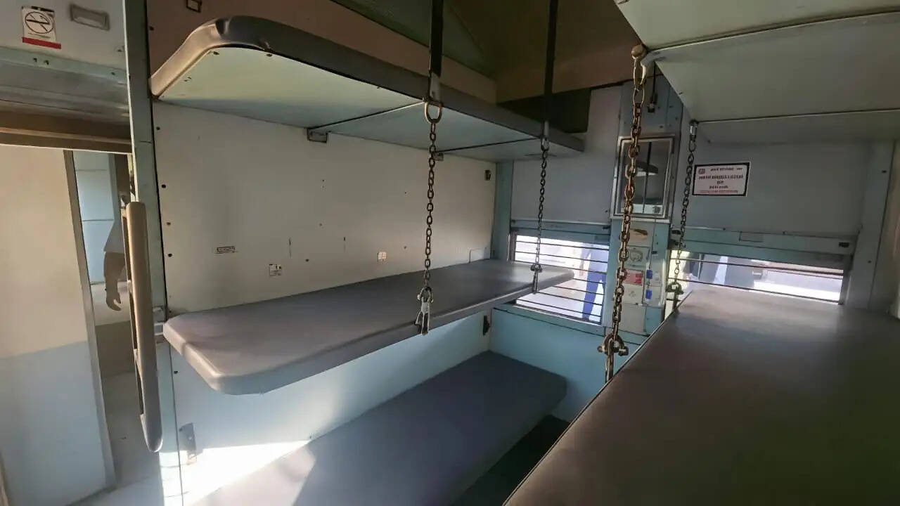 ट्रेन में मिडिल बर्थ को लेकर रेलवे की एडवाइजरी जारी