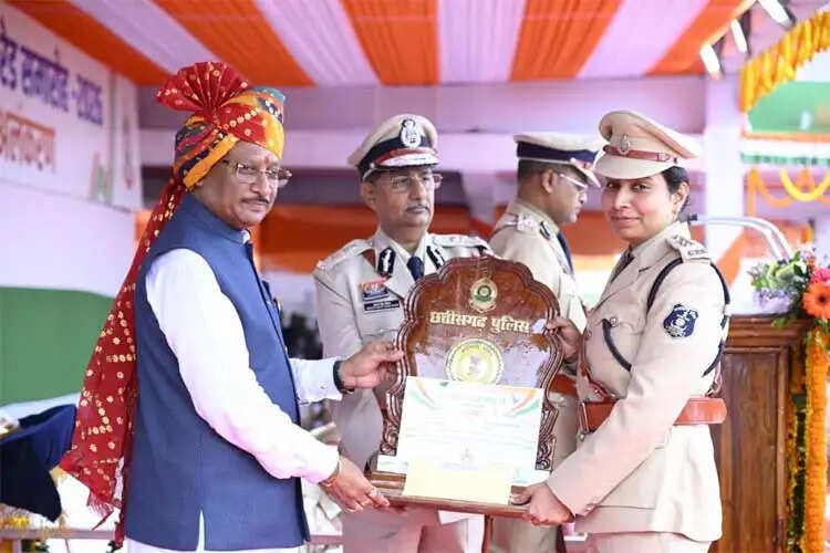 मुख्यमंत्री साय ने उत्कृष्ट सेवा के लिए पुलिस एवं नगर सेना के अधिकारी-कर्मचारियों को किया सम्मानित