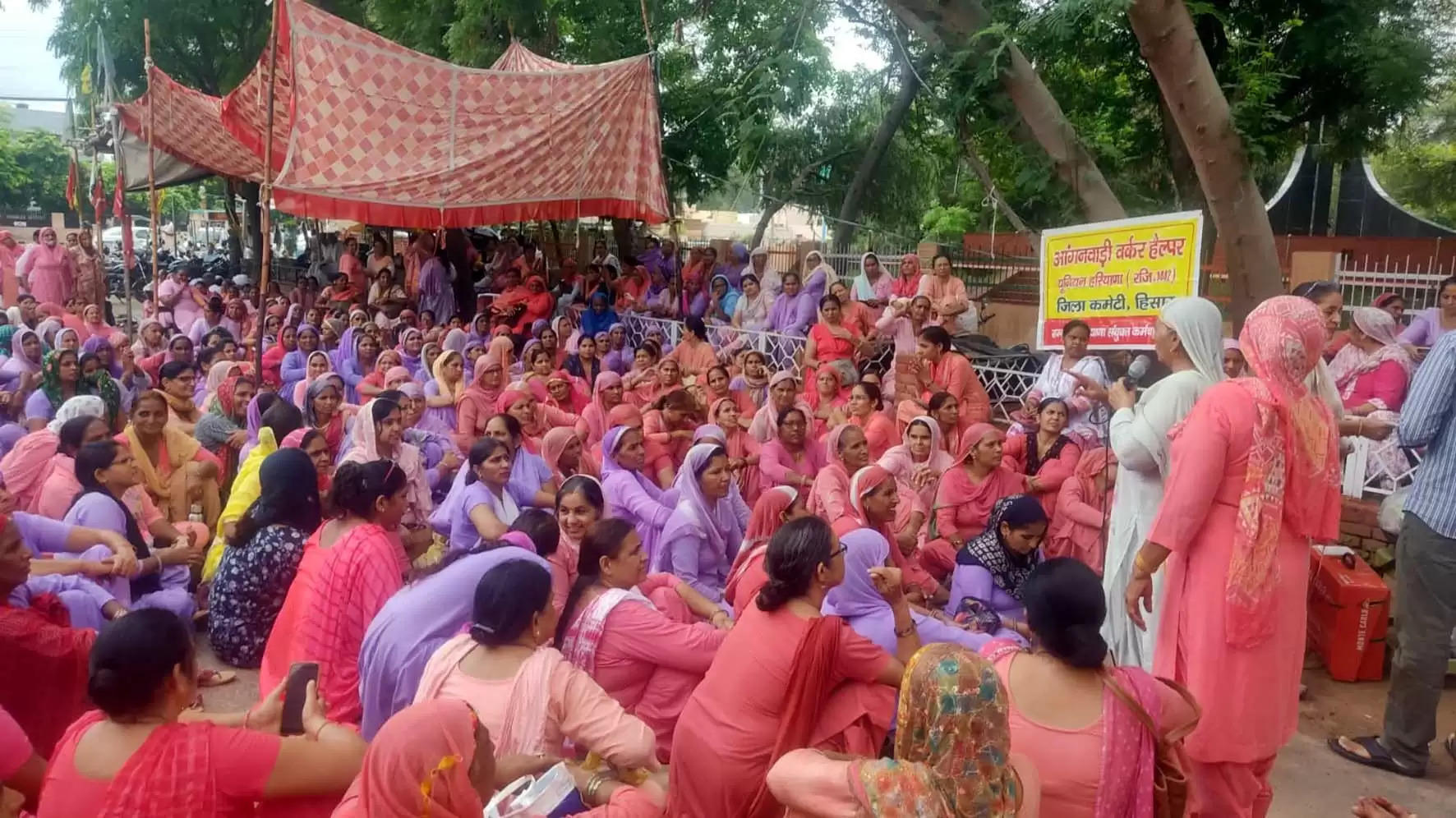 हिसार : आंगनवाड़ी वर्कर एंड हेल्पर यूनियन ने धरना देकर सीएम को भेजा ज्ञापन