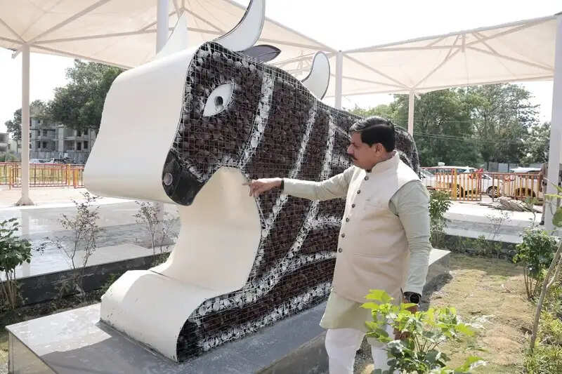 मप्र के उज्जैन में आशीर्वाद का दीया आयोजन में उपयोग किए गए दीयों से बनी नंदी की भव्य आकृति