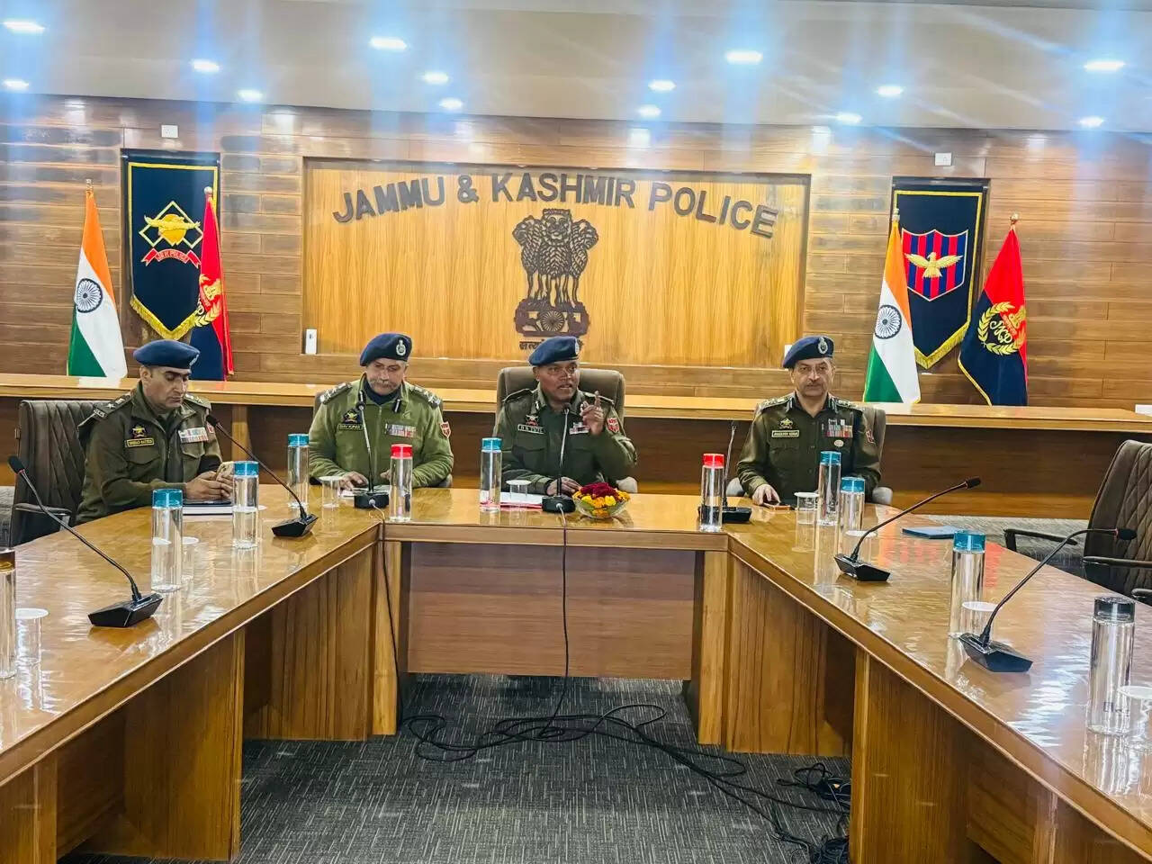 जम्मू जिला पुलिस स्टेशन जम्मू के दौरे के दौरान ईआरएसएस-112 की तैयारियों की समीक्षा की