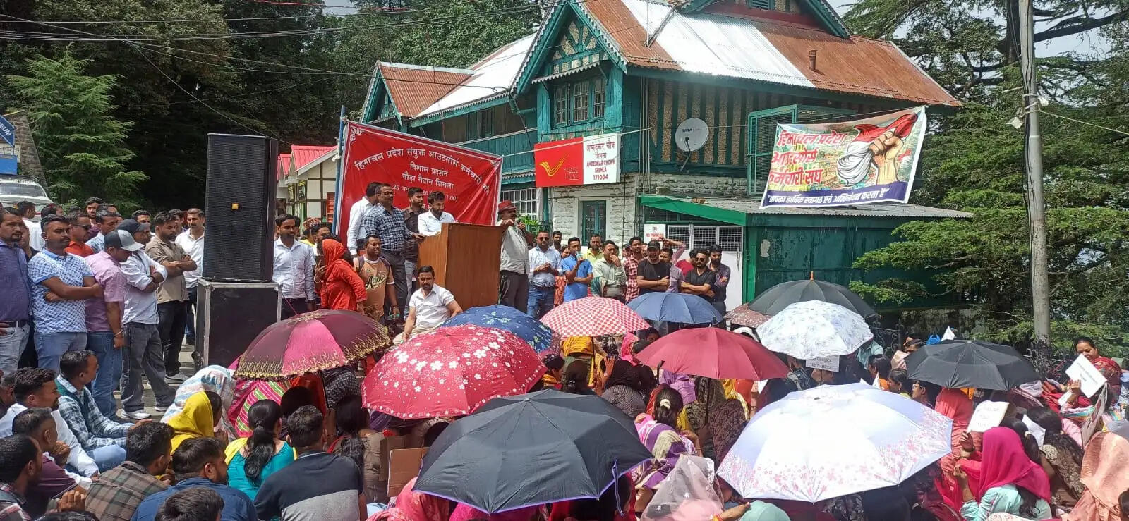 हिमाचल विधानसभा के बाहर आउटसोर्स कर्मचारियों का प्रदर्शन, दो महीने का अल्टीमेटम, नीति बनाने की मांग