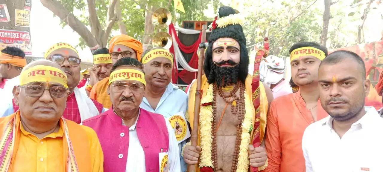 सारण में निकली भगवान परशुराम की शोभायात्रा