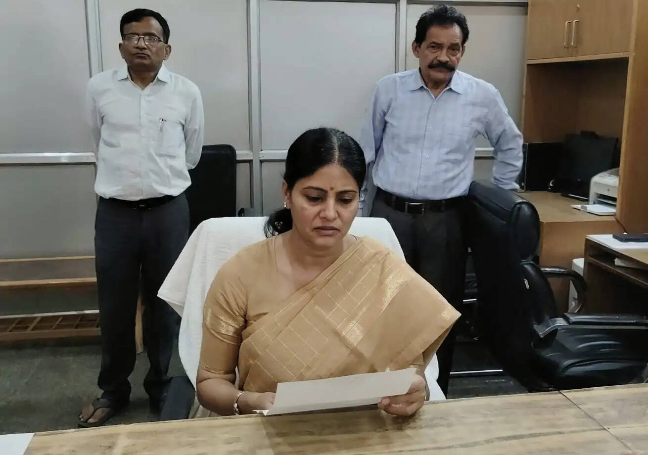 मीरजापुर में जन संवाद में केंद्रीय मंत्री अनुप्रिया पटेल ने सुनीं समस्याएं, अधिकारियों को दिए निर्देश