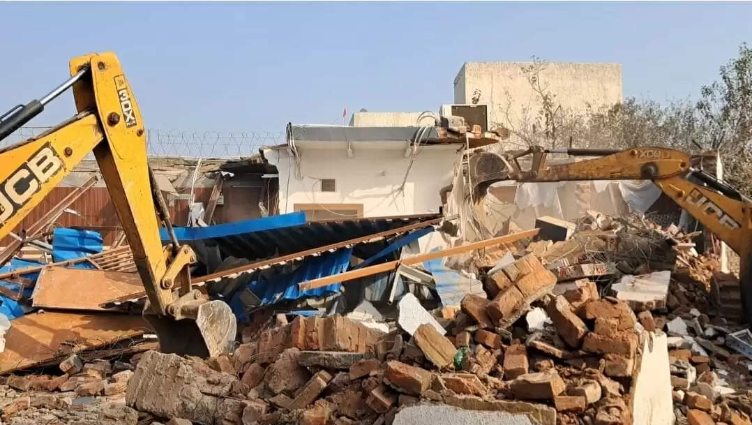 गुरुग्राम के भौंडसी में 10 नंबरी अपराधी के अवैध निर्माण पर चला बुल्डोजर
