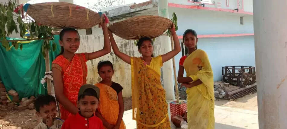 अक्षय तृतीया: मंडप सजाकर पुतरा-पुतरी का विवाह कर रहे बच्चे, दिख रहा उत्साह