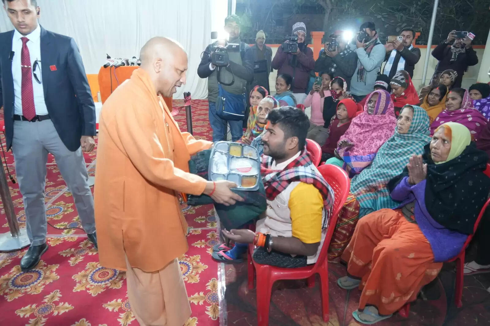 हर जरूरतमंद को भीषण शीतलहर से बचाने को सरकार संवेदनशील : मुख्यमंत्री