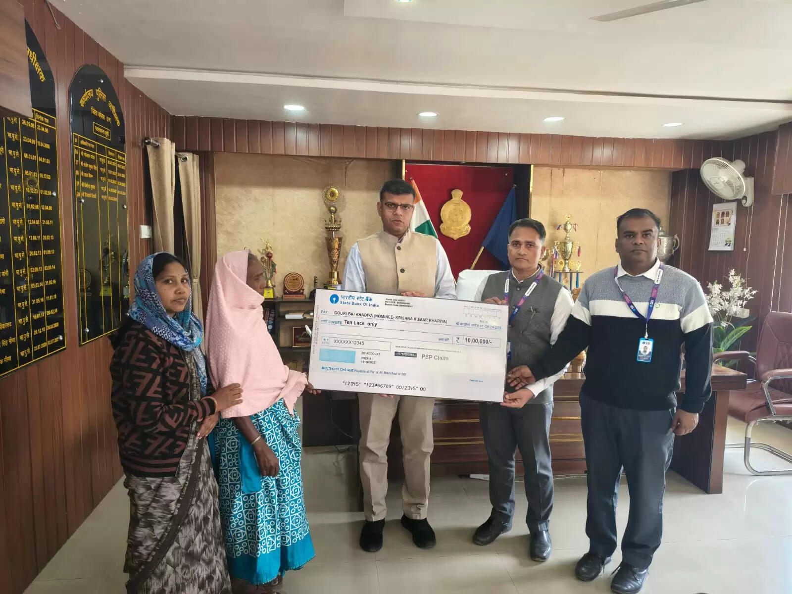 कोरबा : पुलिस सैलरी पैकेज योजना के तहत बलिदान पुलिसकर्मियों के परिजनों को 10-10 लाख की बीमा सहायता