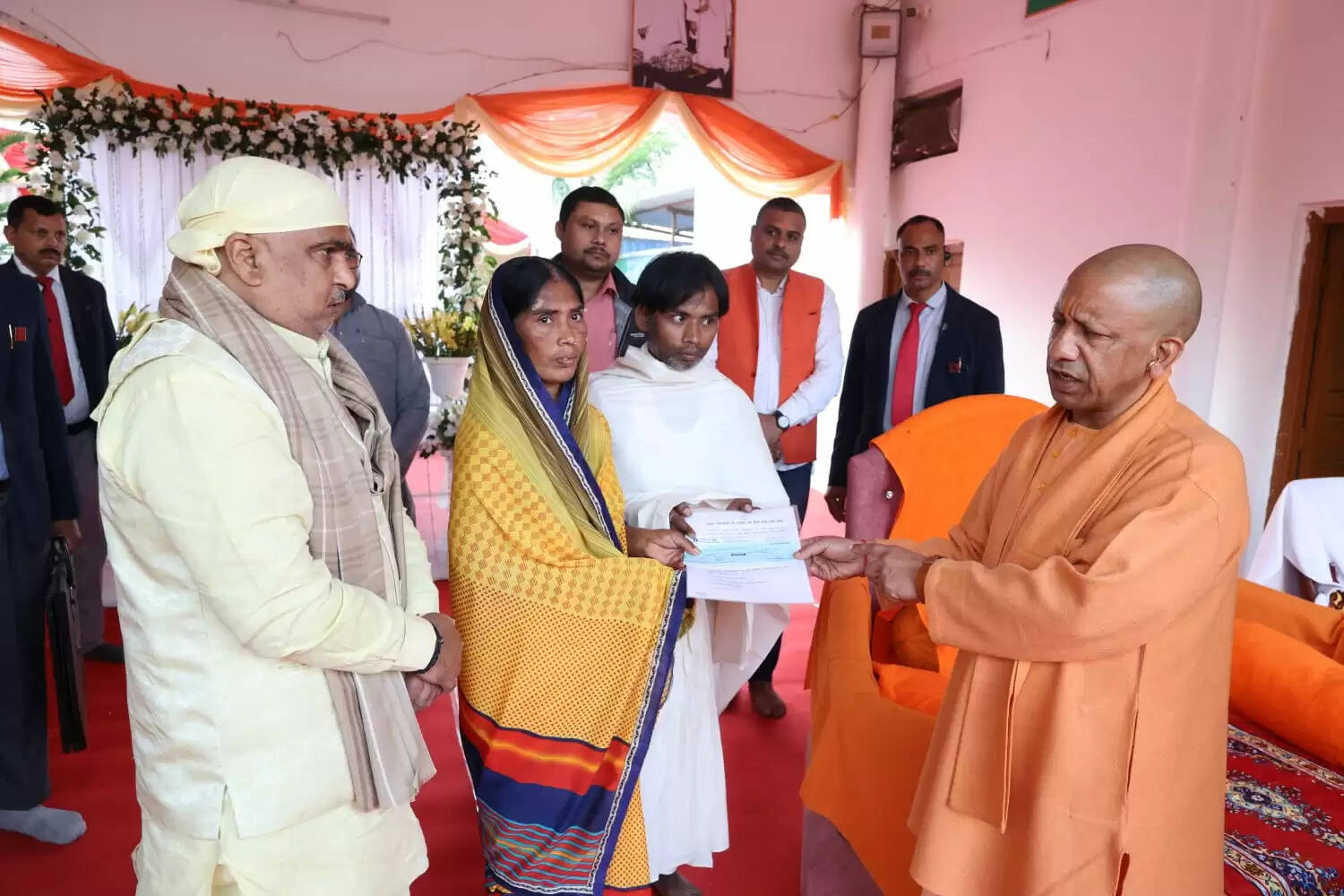 दलित मृतक के परिवार को सीएम योगी ने दिया आर्थिक संबल, भावविह्वल हुए परिजन