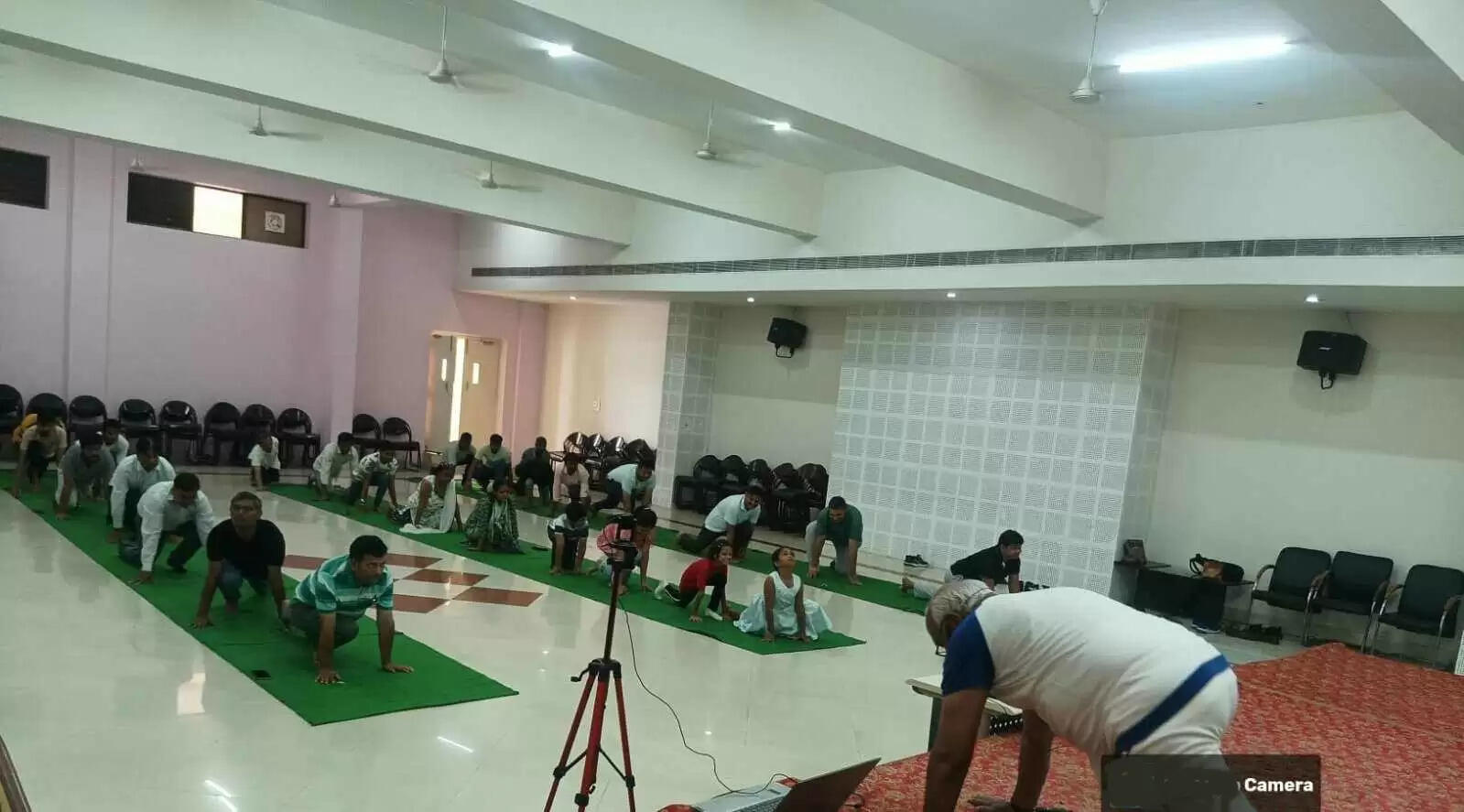 एसएमएस में आयाेजित हुआ सामूहिक योग प्रशिक्षण शिविर, दी गई याेग से स्वास्थ्य लाभ की जानकारी