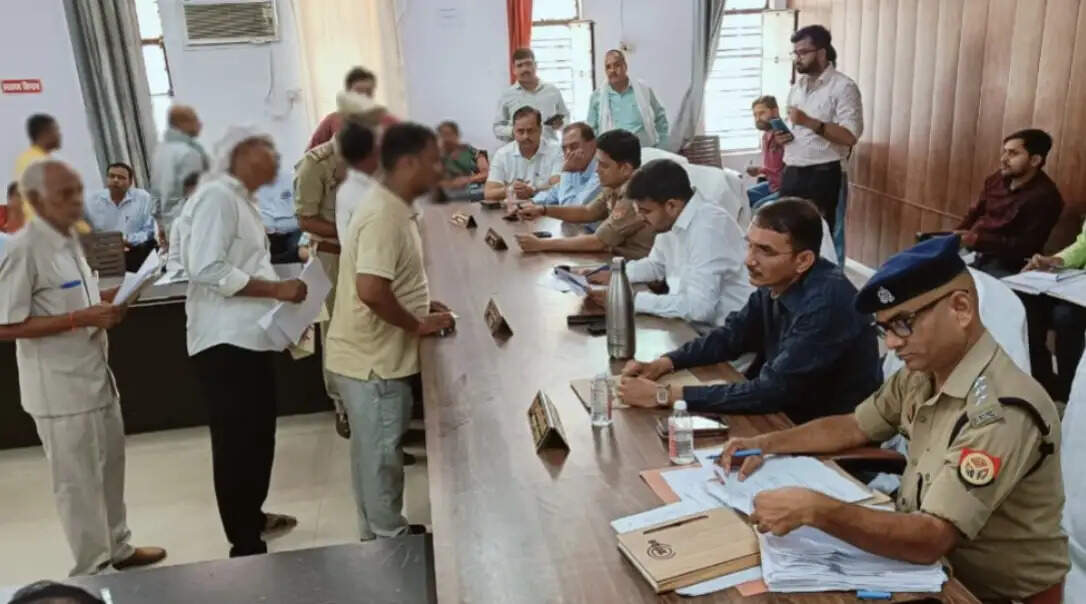 सहजनवां तहसील में डीएम व एसएसपी ने सुनी जनता की फरियाद