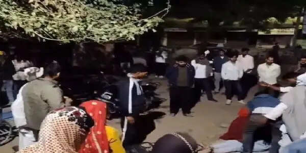 ट्रैक्टर-ट्रॉली की टक्कर से बाइक सवार पिता-पुत्र और दामाद की मौत, भतीजा गंभीर