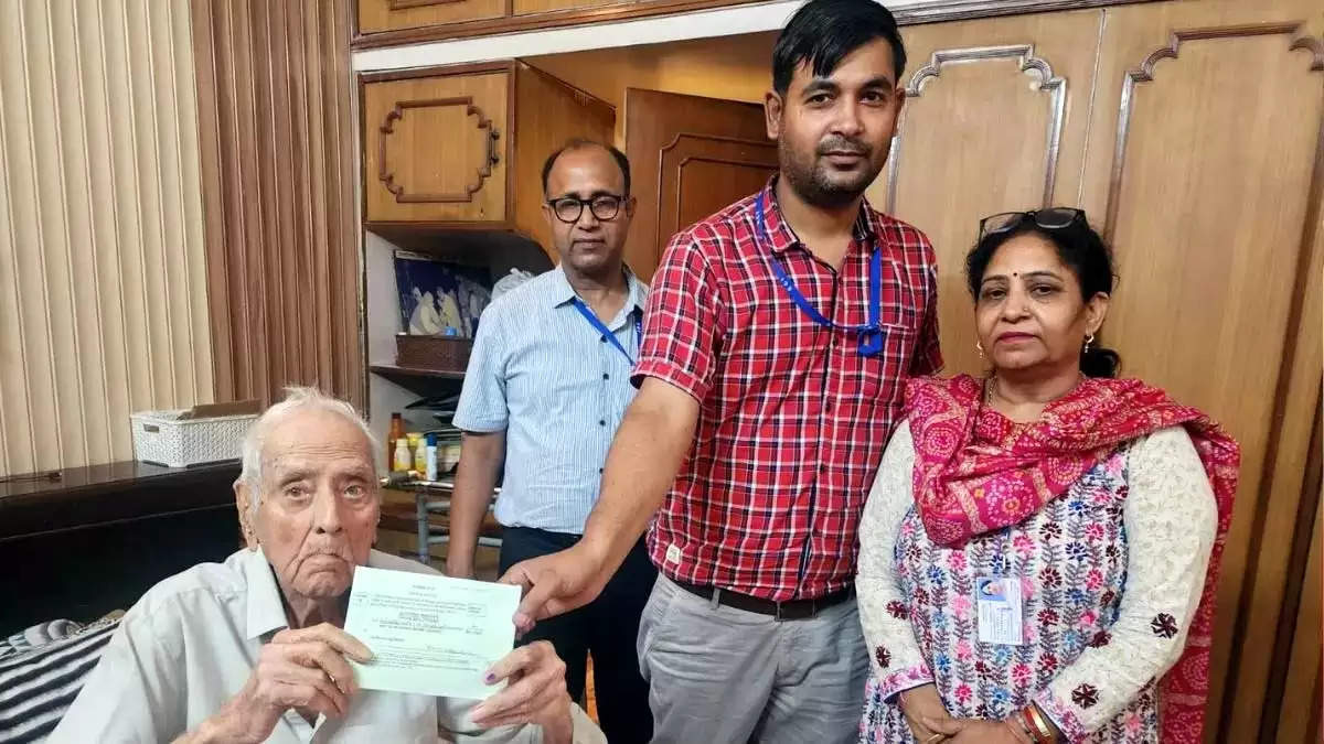 फरीदाबाद: मतदान से 9 दिन पहले 89 वर्षीय बुजुर्ग ने डाला वोट