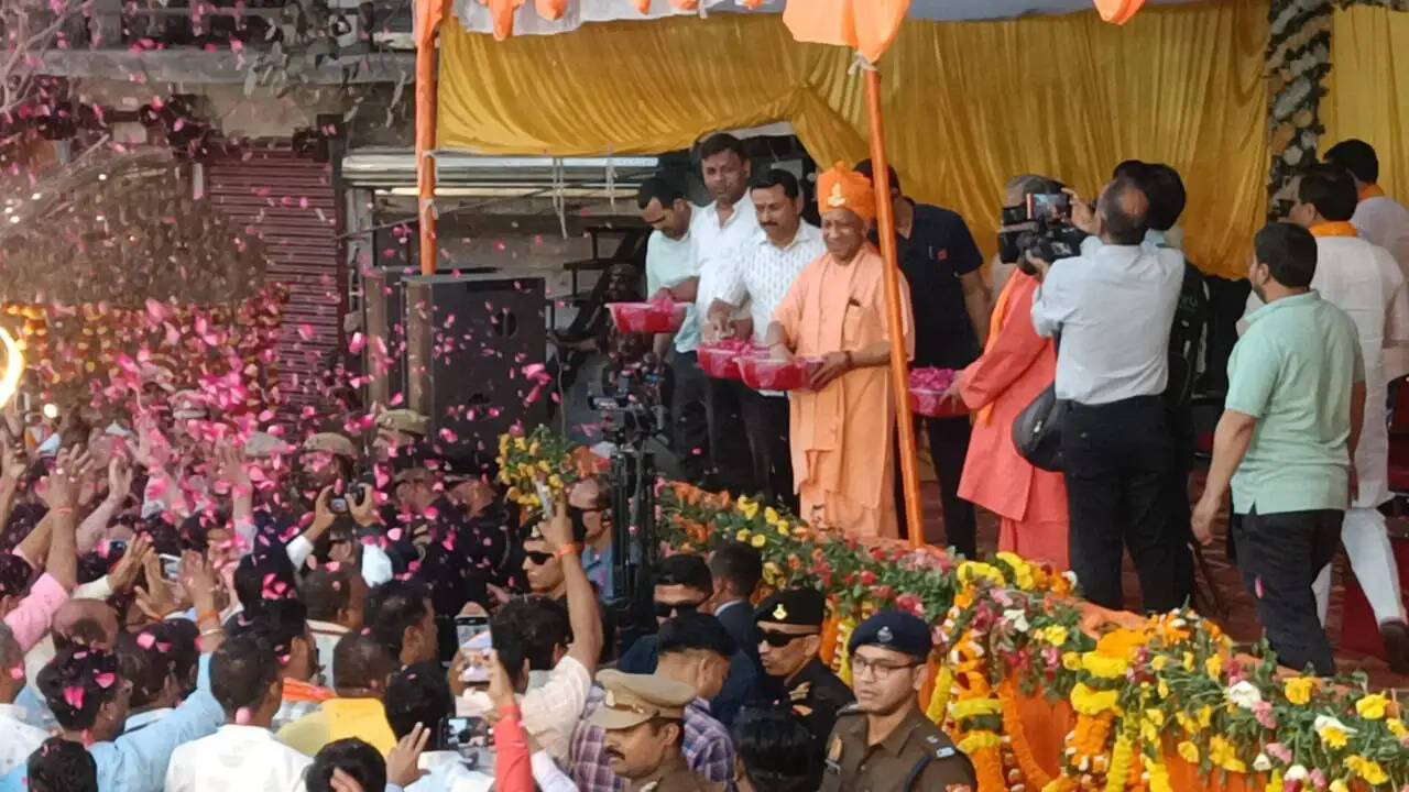 भक्त प्रह्लाद की पूजा-अर्चना कर मुख्यमंत्री योगी आदित्यनाथ ने रवाना की भव्य शोभायात्रा