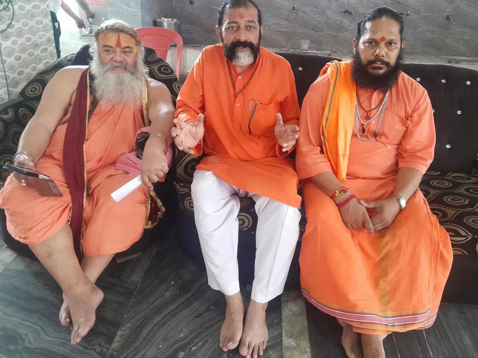 श्रीराम मंदिर ओल्ड मंडी पहुंचे शिवसेना हिंदुस्तान नेता, संतों के लिए राशन उपलब्ध कराने की उठाई मांग
