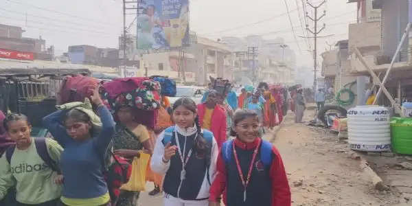 ठंड और कोहरे में कठिन अंतरगृही परिक्रमा पर नंगे पाव निकले श्रद्धालु,राह की दुश्वारियों पर आस्था भारी