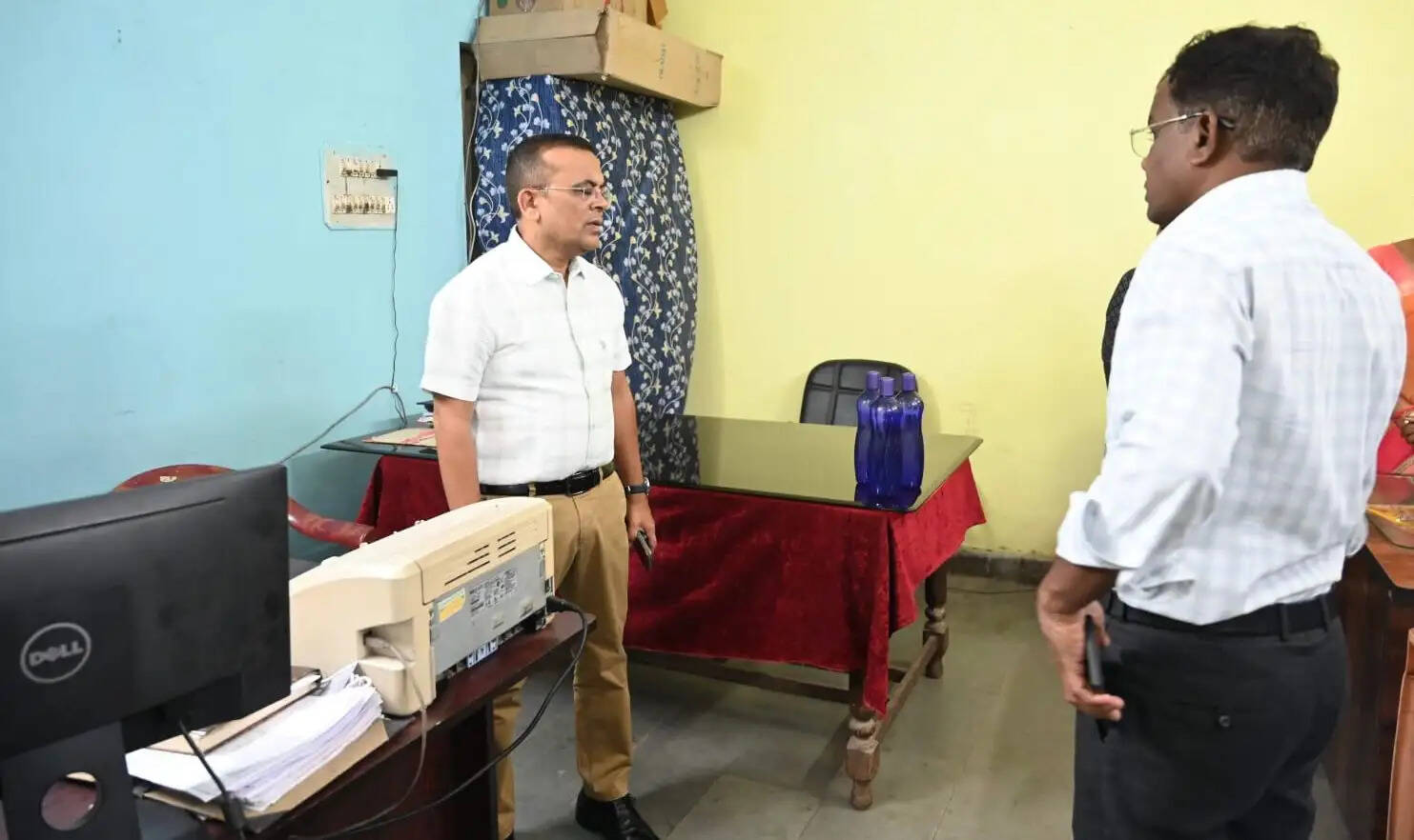 कलेक्टर महोबे का समाज कल्याण कार्यालय पर औचक निरीक्षण, उपसंचालक को नोटिस