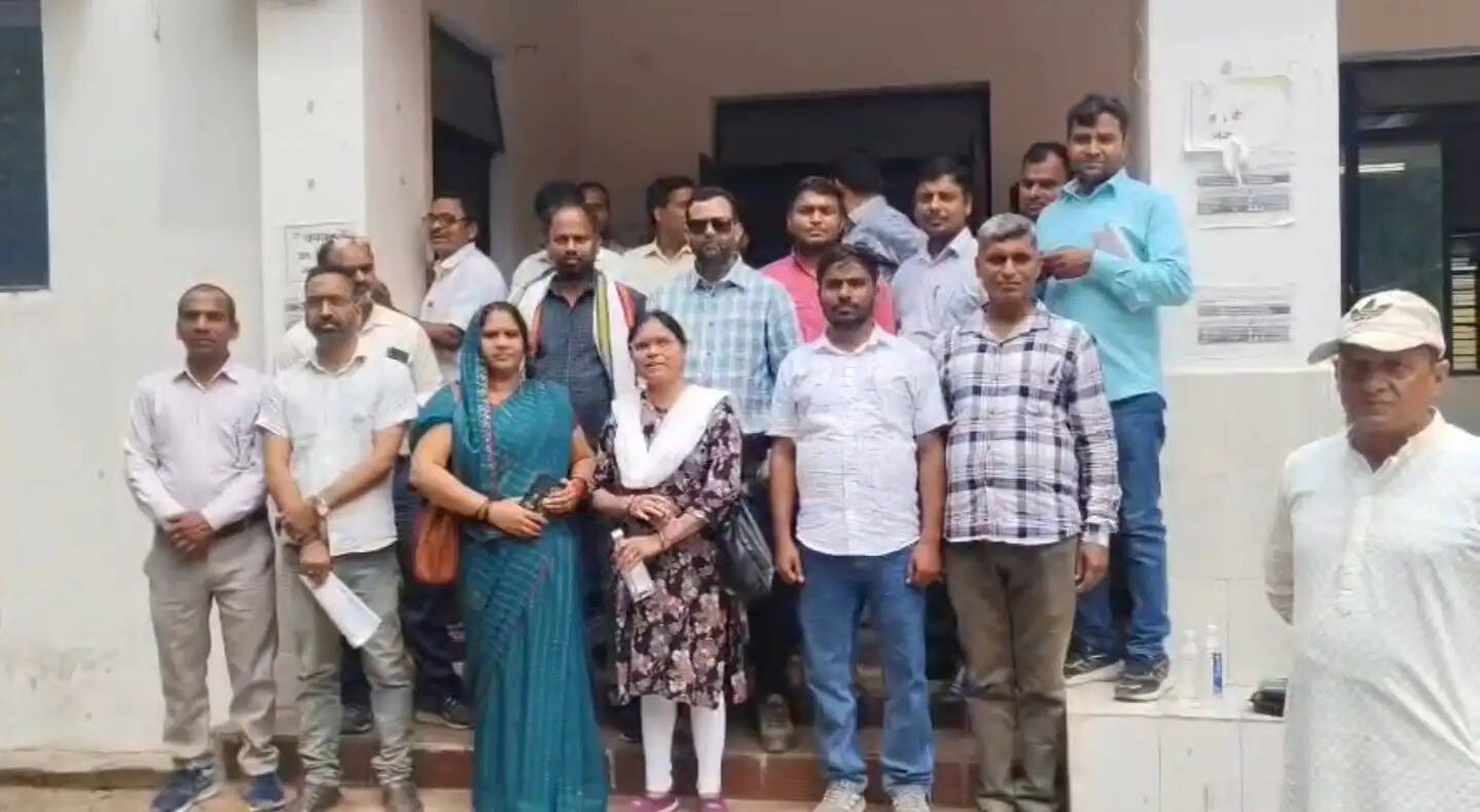 जनगणना प्रशिक्षण में बासी भोजन पर बवाल, शिक्षकों ने लंच पैकेट फेंके