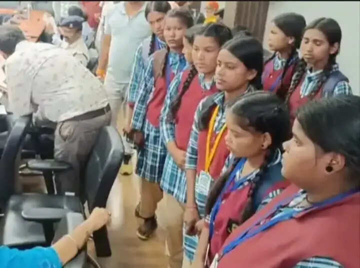 अनूपपुर: स्कूल बस की मांग लेकर जनसुनवाई में पहुचीं छात्राओं को अधिकारी ने कार्रवाई की दी चेतावनी