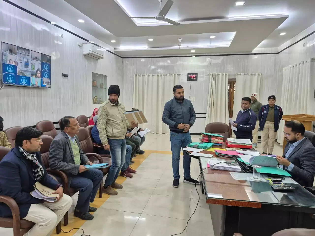 जिलाधिकारी ने दो बीडीओ से मांगा स्पष्टीकरण