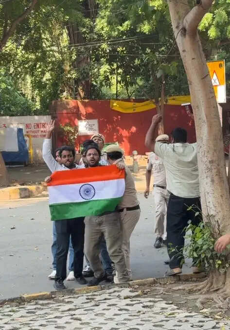 पुलिस को चकमा देकर सीजेपी कार्यकर्ता रांका-दास के नेतृत्व में जंतर-मंतर पहुंच गए
