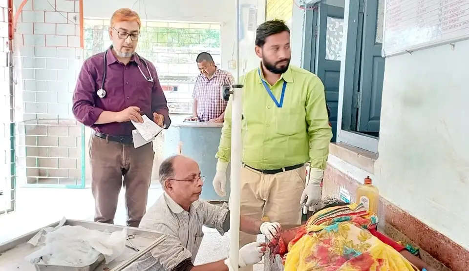 पत्तल दोना बेचने जा रही महिला आयी मालगाड़ी की चपेट में, एमएमसीएच में भर्ती