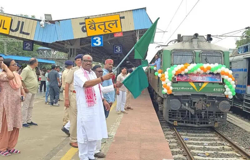 बैतूलः मुख्यमंत्री तीर्थ दर्शन योजना के अंतर्गत जिले से 260 श्रद्धालु हरिद्वार-ऋषिकेश रवाना