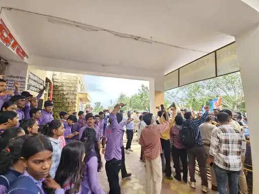 छिंदवाड़ा में एनएसयूआई&nbsp;के कॉलेज घेराव के दौरान हंगामा, 4 महिला पुलिसकर्मी घायल