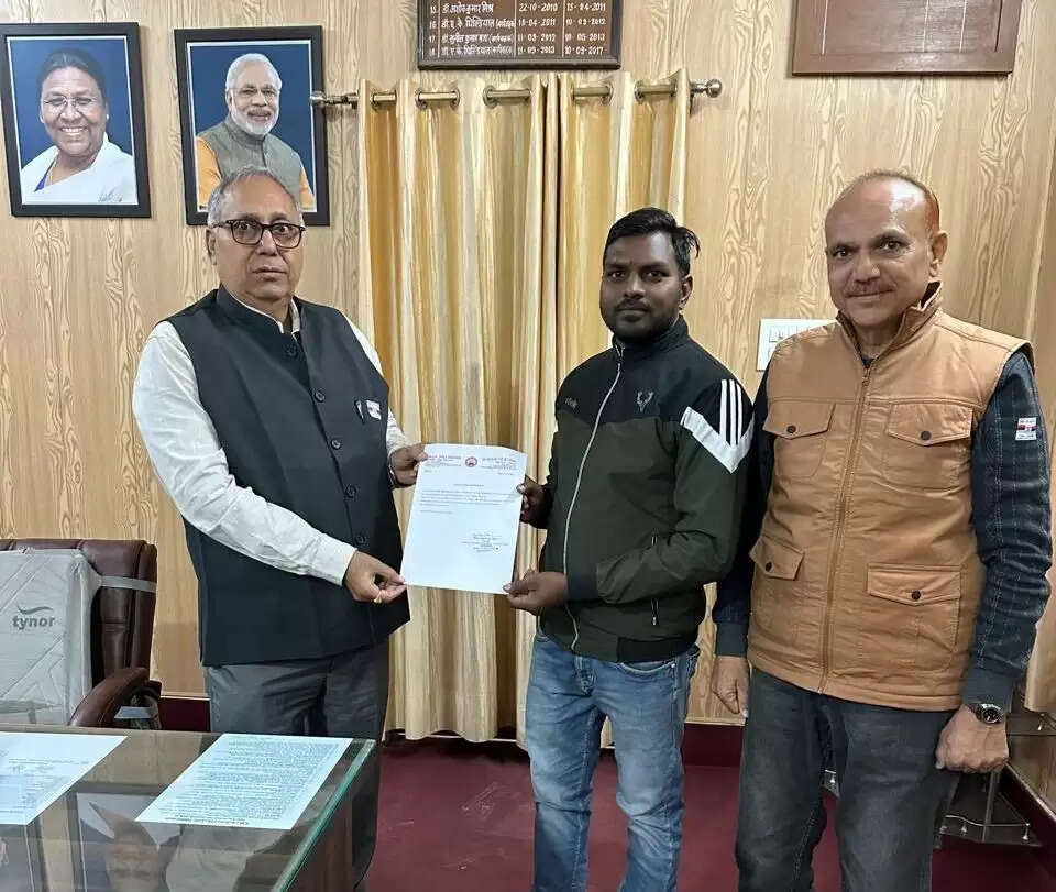 सांख्यिकी अधिकारी पद पर चयनित पूर्व छात्र को किया सम्मानित