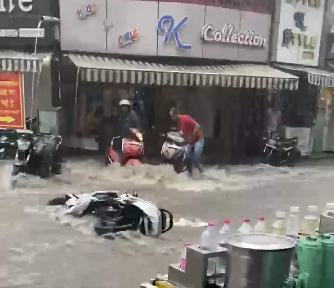 अजमेर में मूसलाधार बरसात जनजीवन अस्त व्यस्त सड़कें बनी नदियां