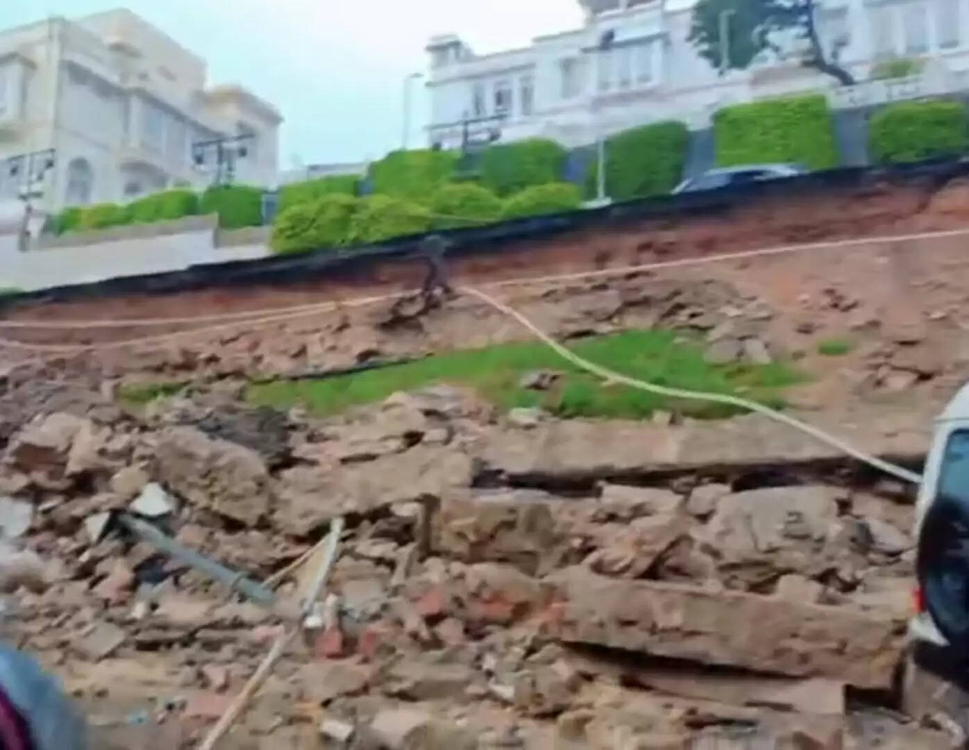 अजमेर में मूसलाधार बरसात जनजीवन अस्त व्यस्त सड़कें बनी नदियां