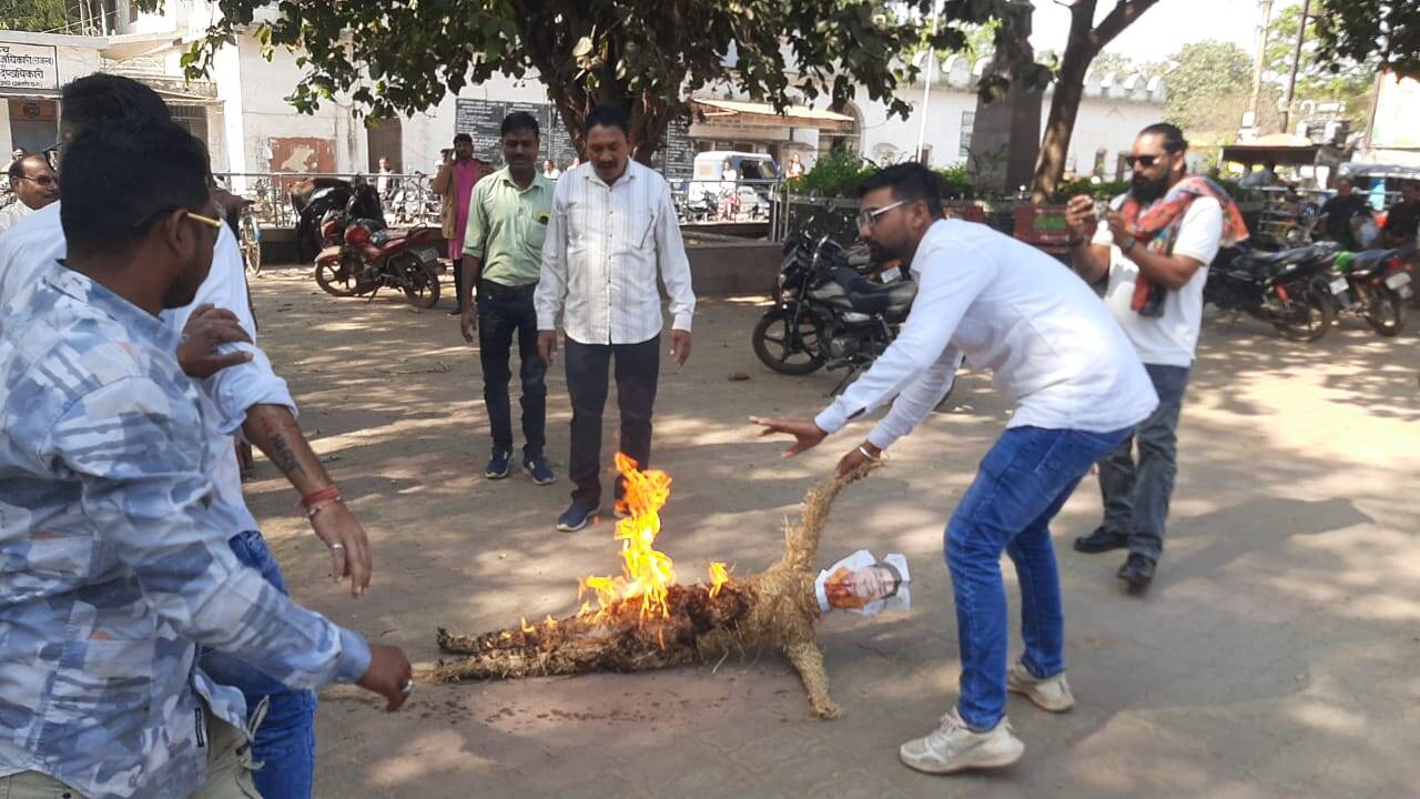 सेना भर्ती स्थल पर भ्रष्टाचार का आरोप, कांग्रेस का जोरदार प्रदर्शन महापौर रामू रोहरा का फूंका पुतला