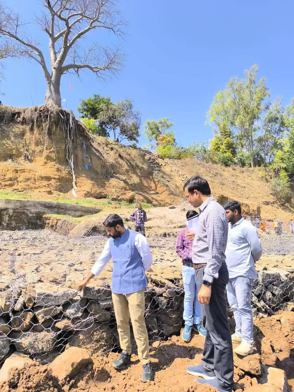 अनूपपुर: शिवरीसंगम स्थित कल्पवृक्ष के भूमि क्षरण बचाव निर्माण कार्य का कलेक्टर ने लिया जायजा