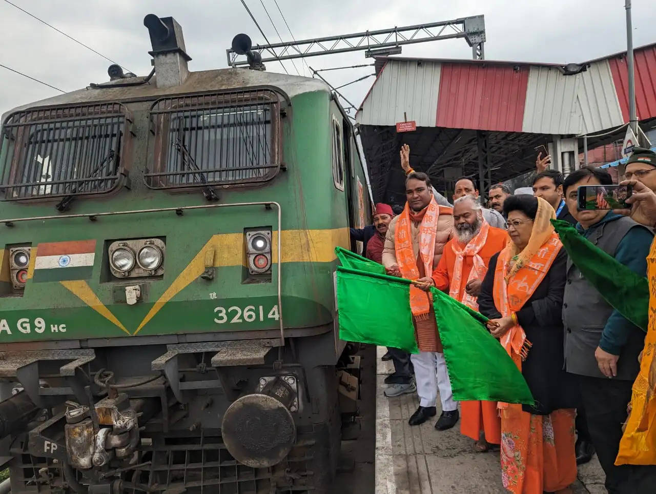 सांसद राज्य लक्ष्मी ने दिखाई आस्था ट्रेन को हरी झंडी