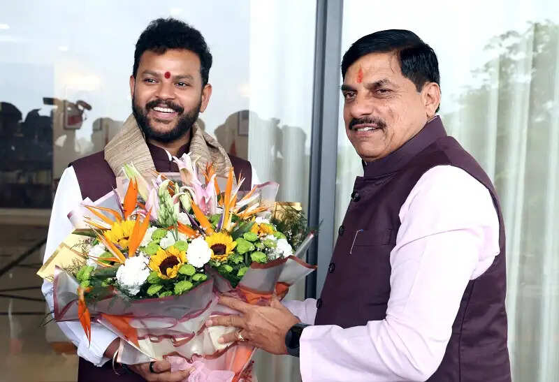 केन्द्रीय मंत्री नायडू पहुंचे भोपाल, मुख्यमंत्री डॉ. यादव से की सौजन्य भेंट
