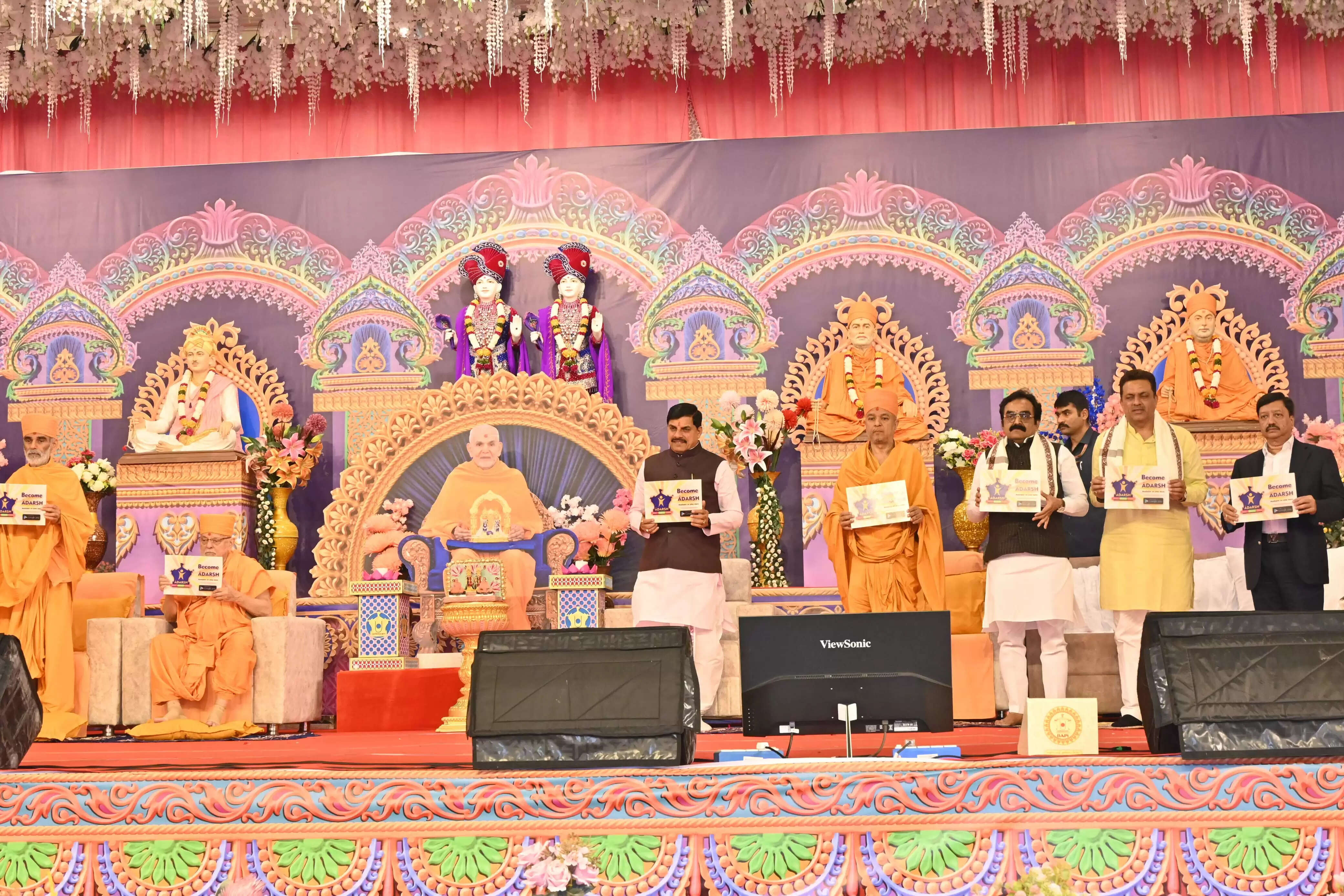 जबलपुरः स्वामी नारायण मंदिर में गुरु पूजन विधि में शामिल हुये मुख्यमंत्री डॉ यादव