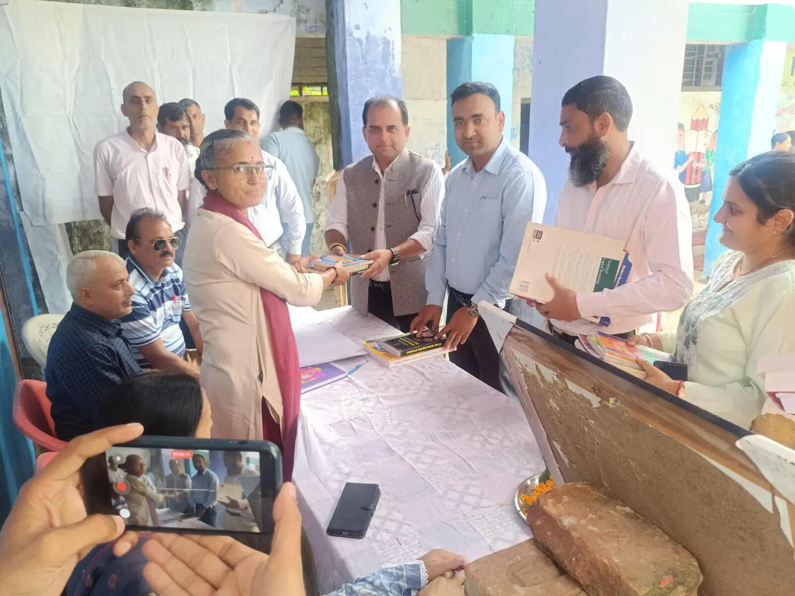 सेवा पर्व के तहत हीरानगर में पुस्तक दान शिविर आयोजित